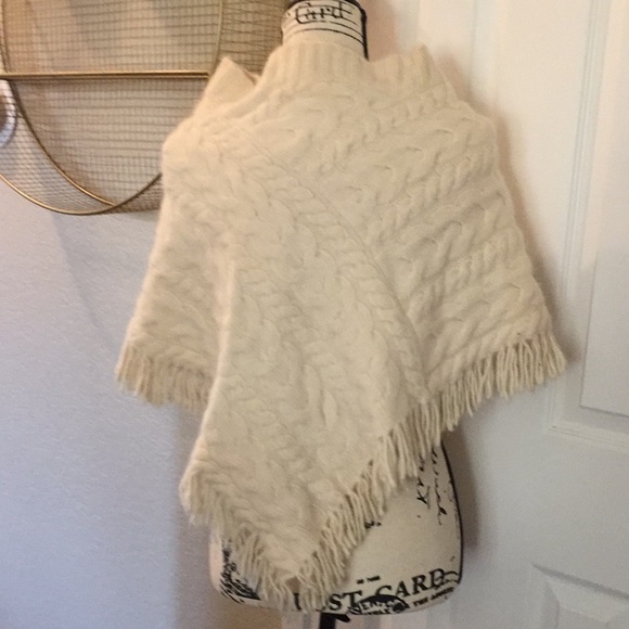 - Banana Republic poncho 100% angora sizes xs - Picture 3 of 6